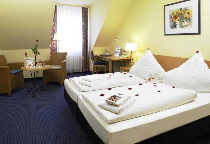 Hotel Tryp By Wyndham Luebeck Aquamarin Extérieur photo