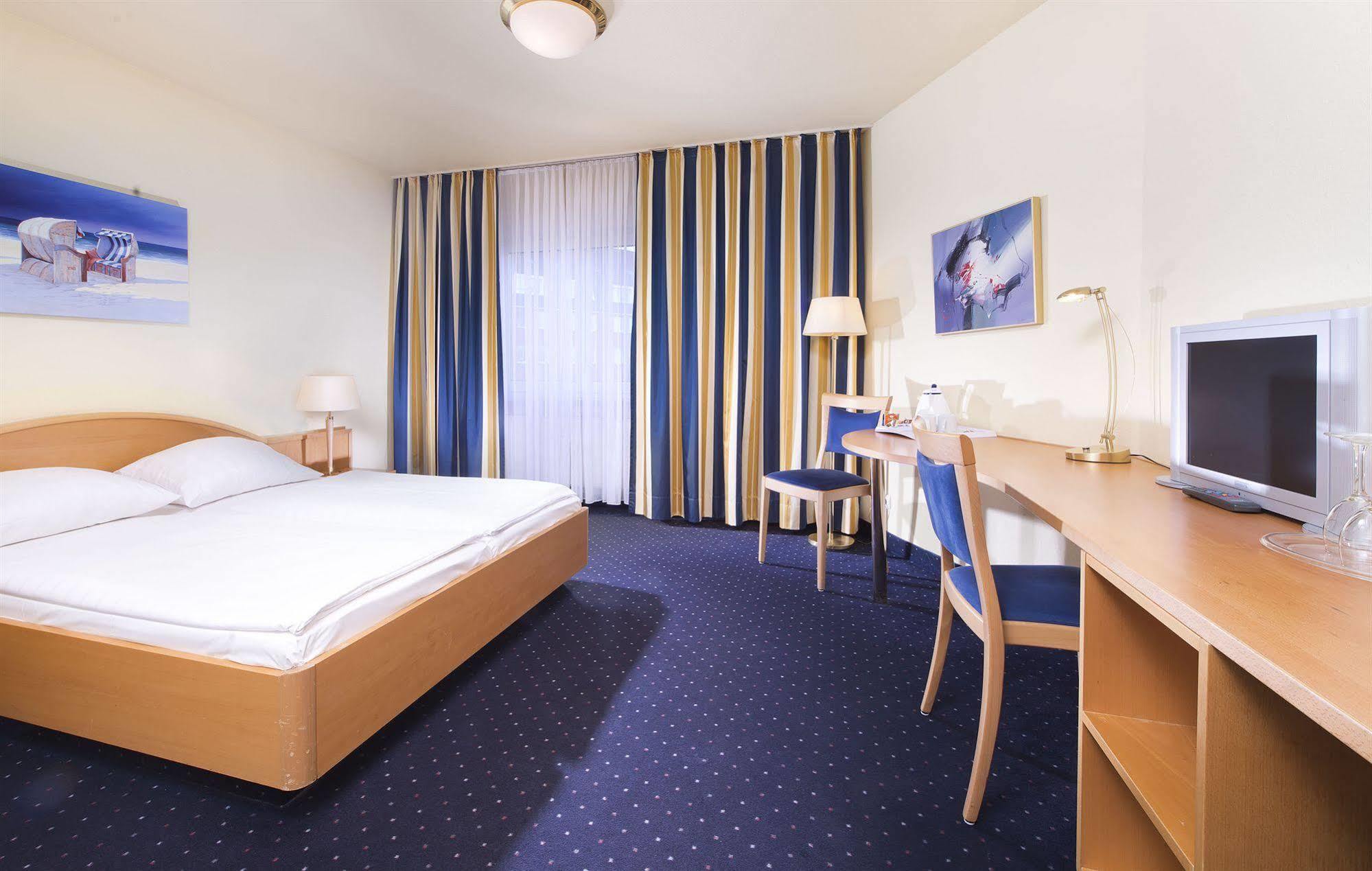 Hotel Tryp By Wyndham Luebeck Aquamarin Extérieur photo
