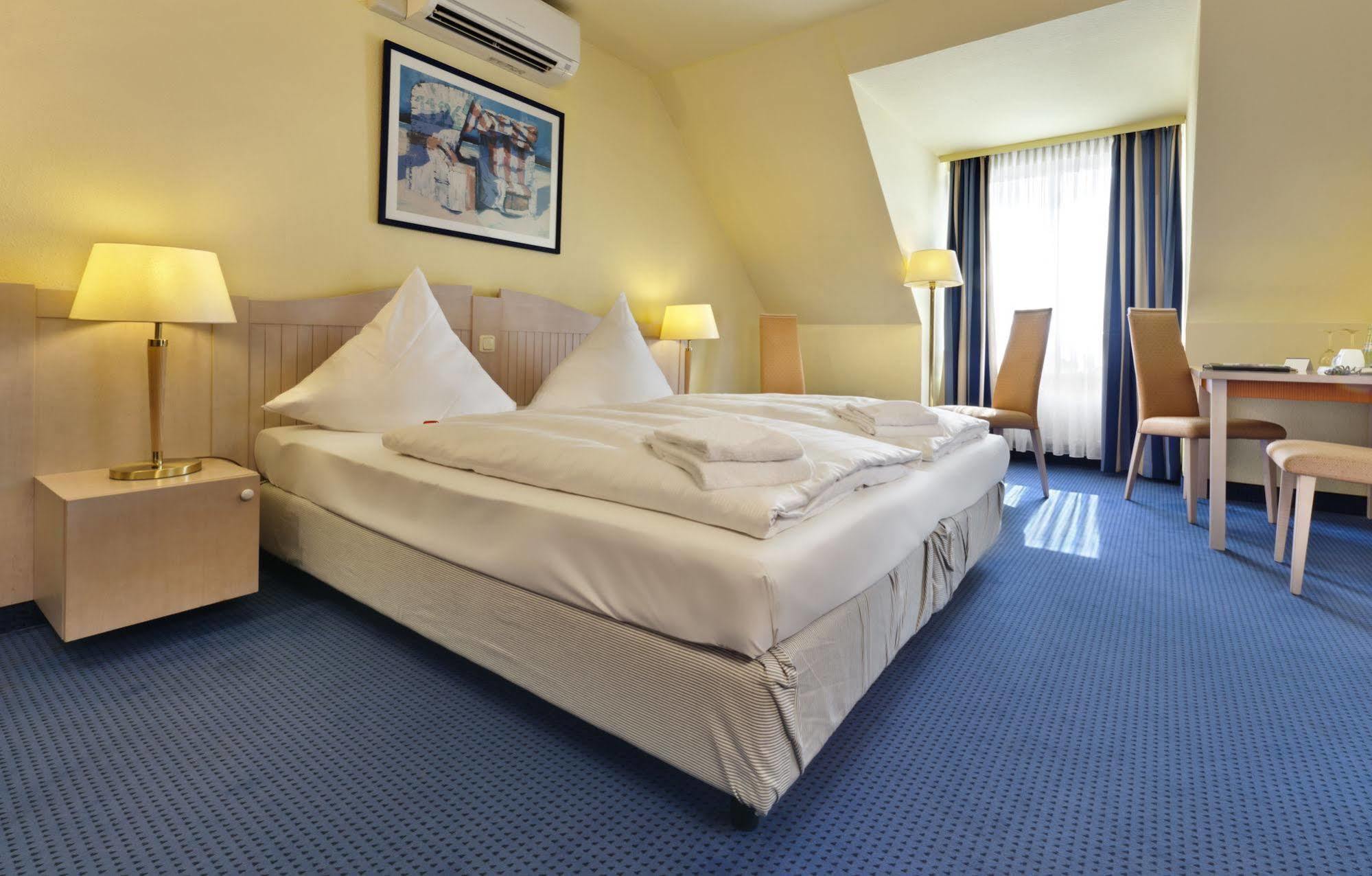 Hotel Tryp By Wyndham Luebeck Aquamarin Extérieur photo